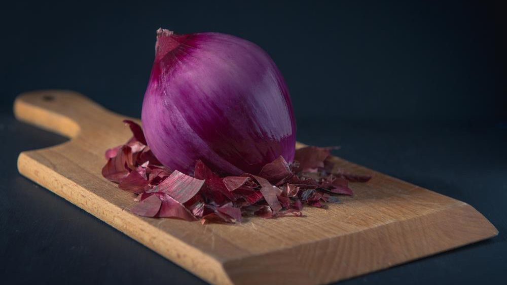 From controlling your blood sugar to cleansing your body, here are 5 reasons why you should start eating raw red onions