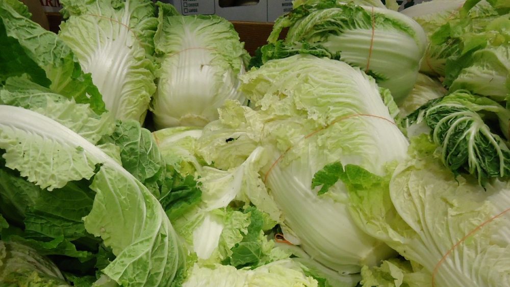 Woman claims grocery store sold her PLASTIC cabbage