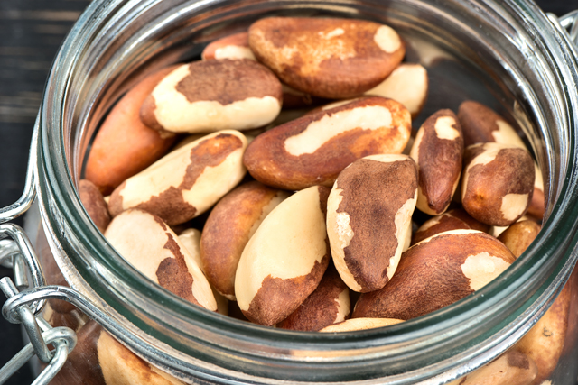 Top 8 Science-backed benefits of Brazil nuts for your health (recipes included)