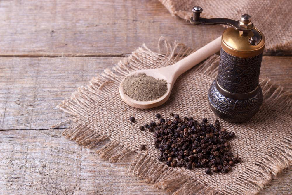 9 Reasons to use black pepper essential oil, a natural antibacterial ingredient that boosts digestive health